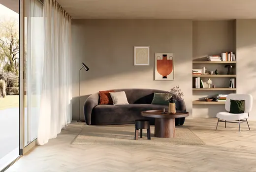 Séjour lumineux avec un sol stratifié décor chêne clair
