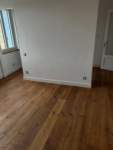 Parquet contrecollé chêne vieilli en pose collée — photo 7