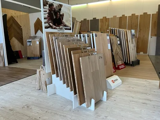 Échantillons de parquets au magasin
