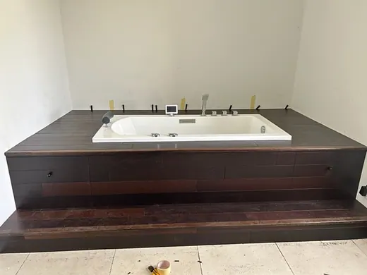 Habillage baignoire en Wengé verni — après